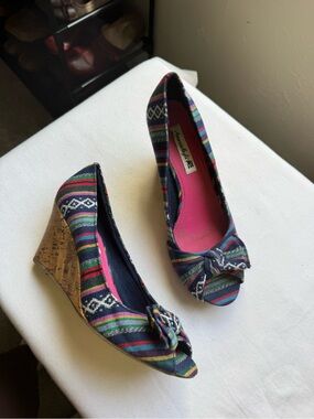 Y2K Rare American Eagle Colorful striped wedge heels, bow detail 🌈✨ Size 6.5